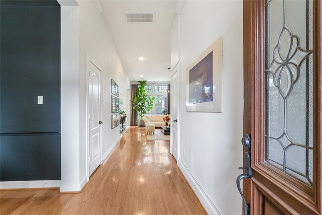 Building Photo - 1611 Lakeside Enclave Dr