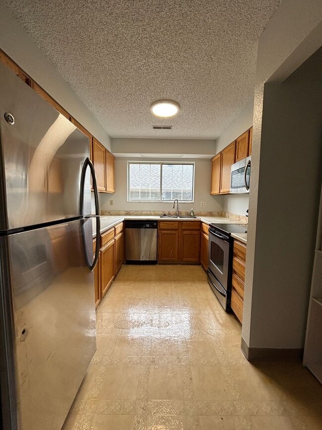 Building Photo - Large 2-story townhome with finished basement & 1-car garage!