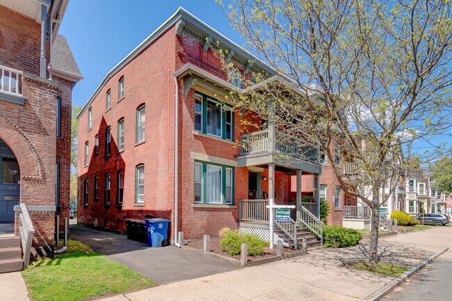 Building Photo - 65 Lake Pl