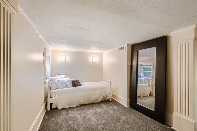 Building Photo - Queen Anne Home