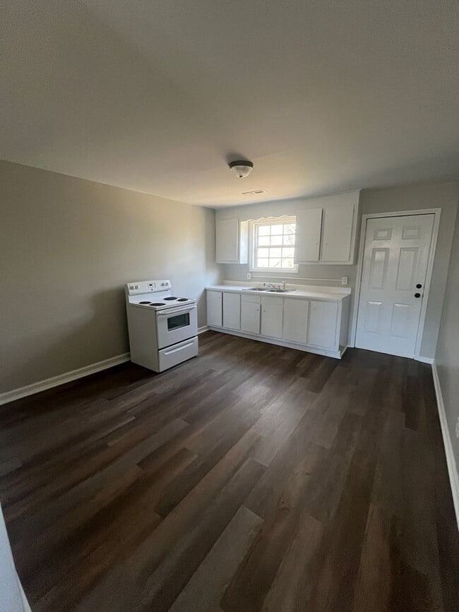 Building Photo - 731 S Main St