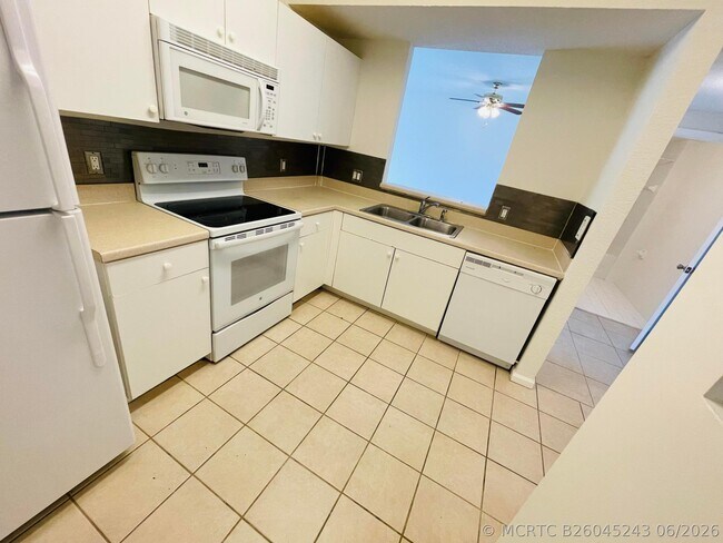 Building Photo - 1055 Golden Lakes Blvd