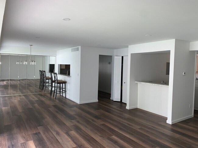 Building Photo - BEAUTIFUL 2 BED CONDO IN HEART OF LIVONIA
