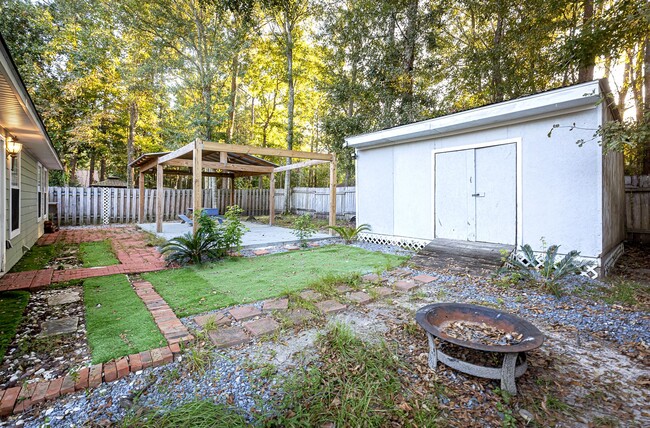 Building Photo - Adorable Home with fenced in backyard!