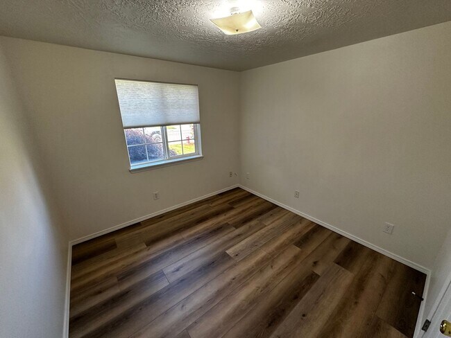 Building Photo - Recently Renovated Two Bedroom Two Bath Duplex
