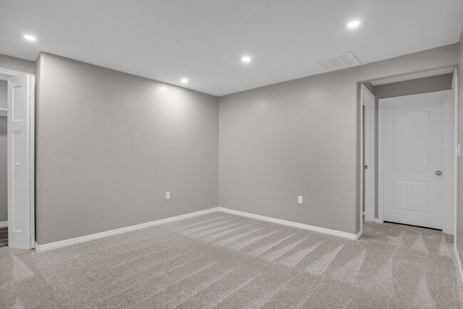 Building Photo - Spacious 4BR End-Unit Townhome | Low-Maintenance HOA Living