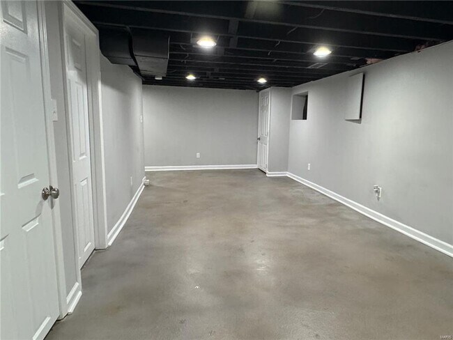 Building Photo - 729 Luckystone Ave