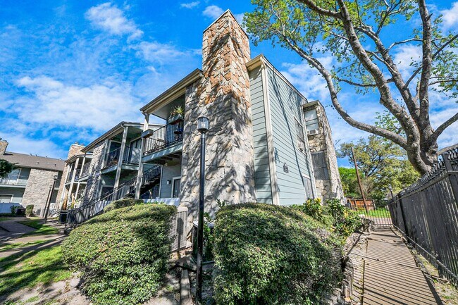Building Photo - 3750 Tanglewilde St