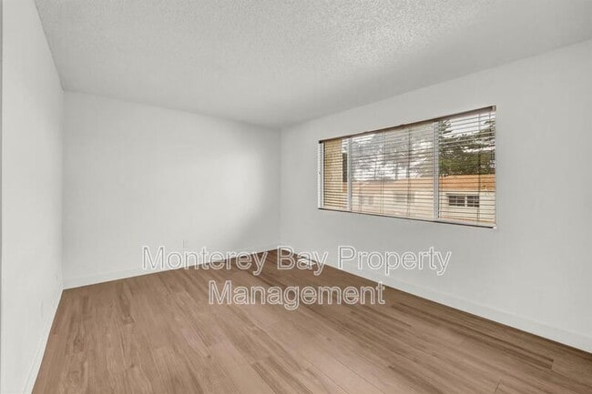 Building Photo - 3137 Seacrest Ave