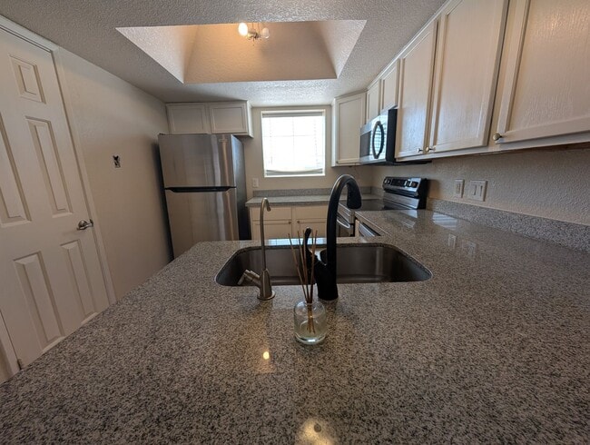 Building Photo - 2 bedroom, 2 Bathroom The Cliffs at North ...