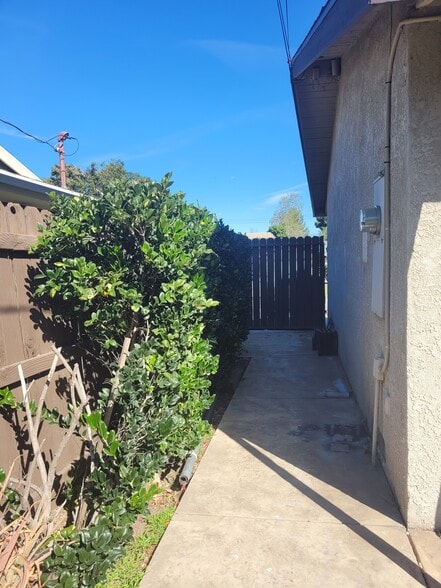 Building Photo - 639 Calle Tulipan