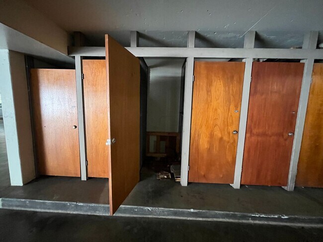 Building Photo - Woodrose (Honolulu) - Basic cable/electricity included!! 2 bedroom, 1.5 bathroom, 1 parking