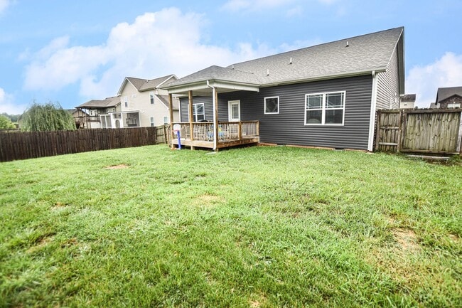 Building Photo - Pet Friendly Three Bedroom!