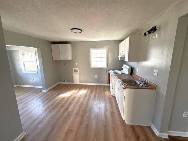 Building Photo - 329 N College St