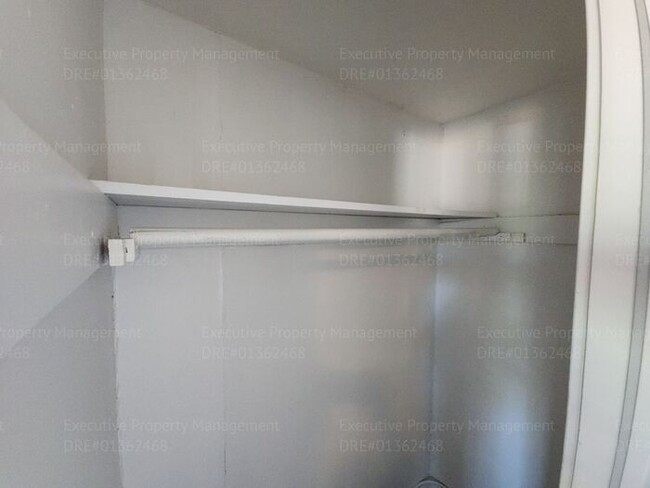 Building Photo - Move in ready. 3 bedrooms/ 1.5 bath, yard,...