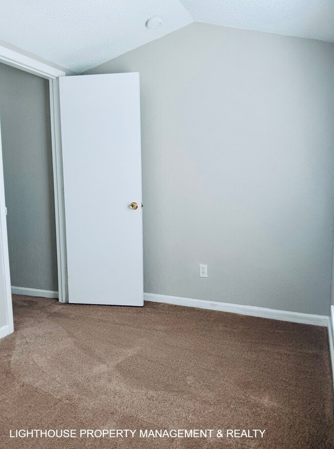 Building Photo - Spacious 3-Bed, 2-Bath with Covered Front Porch