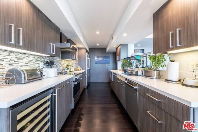 Building Photo - 818 N Doheny Dr