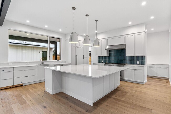 Building Photo - LUXURY LIVING 5 Bed 5 Bath New Home Located In Boulder- Available now!