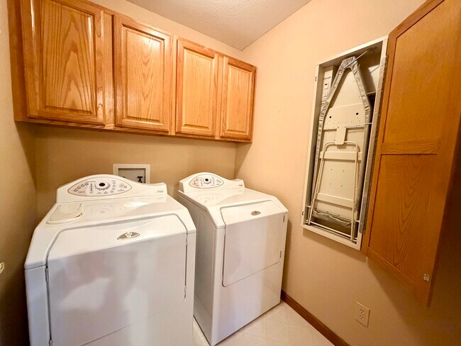 Building Photo - 404 E Windwood Ln