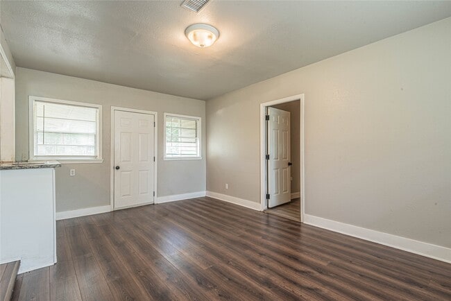 Building Photo - 5818 Glenhurst Dr