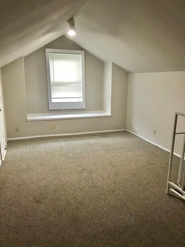 Building Photo - PRELEASING FOR EARLY SEPT! Charming 3 Bed ...