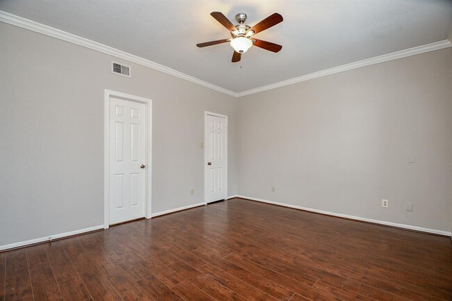 Building Photo - 2255 Braeswood Park Dr