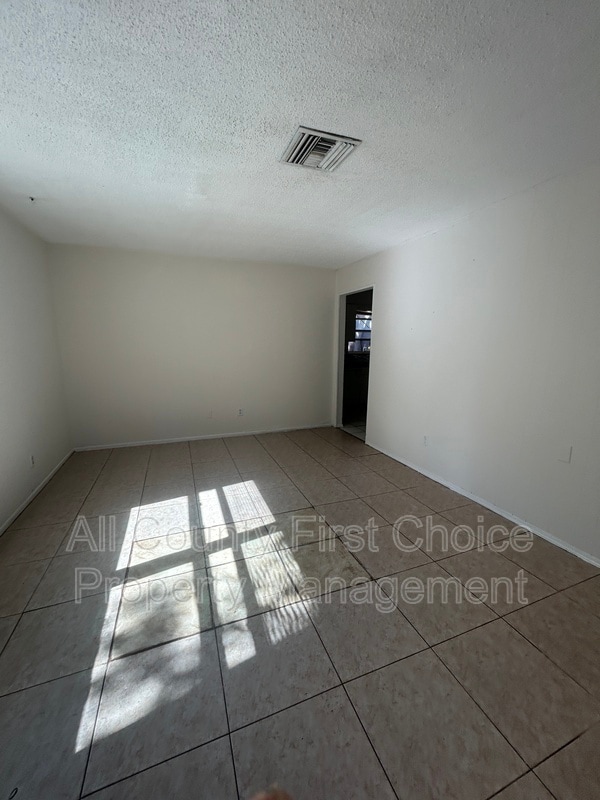 Building Photo - 916 Lake Palms Dr