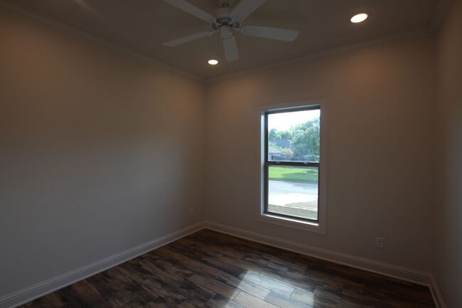 Building Photo - Available: 3/2/2 in Whitehouse ISD!!