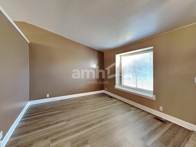 Building Photo - 172 W 2100 S