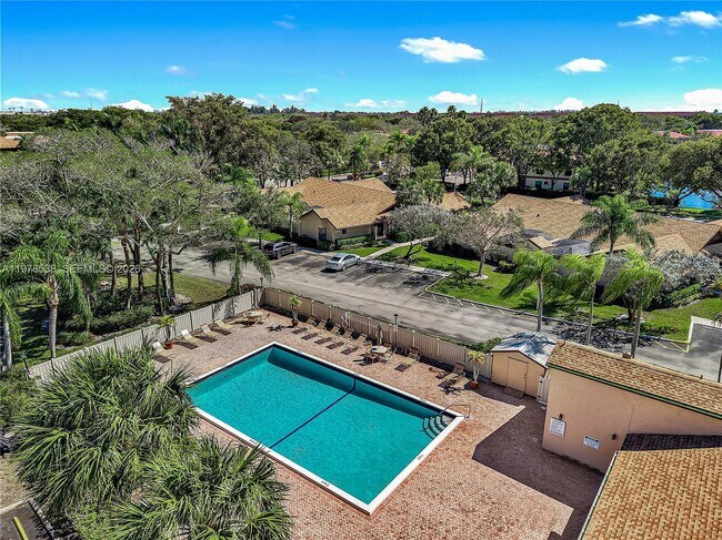 Building Photo - 2616 Carambola Cir N