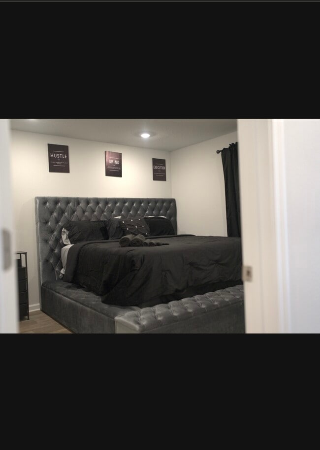 Building Photo - Oakmont place