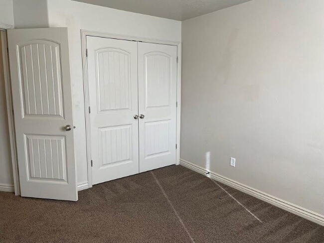 Building Photo - 3 Weeks Rent Free! | Spacious 3 Bed 2.5 Bath Townhome in West Haven | Garage + Pool Community Ame...