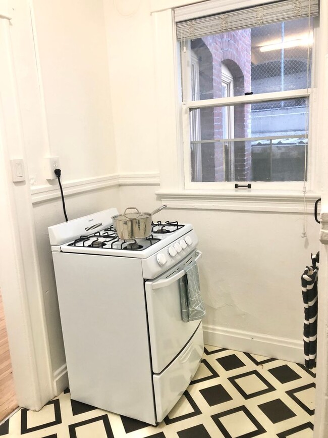 Building Photo - Cute CORNER 1 BR- high ceilings, clawfoot tub, up to 3 pets! NEW SPECIALS!