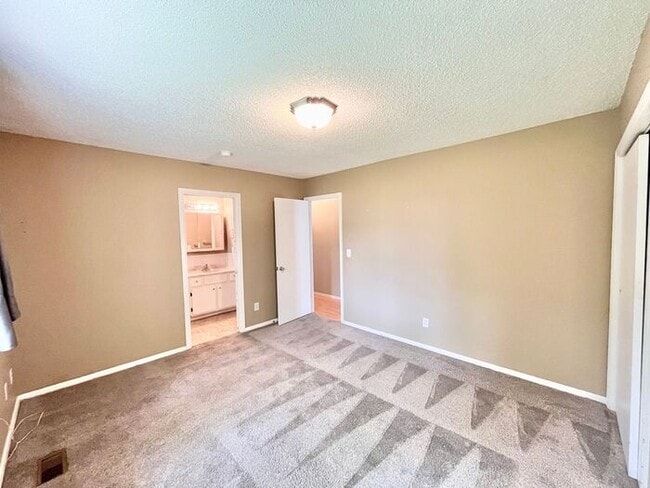 Building Photo - Charming Cottage-Style Ranch with Private ...