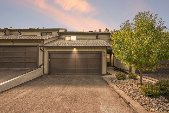 Building Photo - Remodeled townhouse, big rooms, big garage