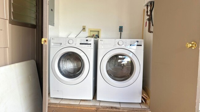 Building Photo - AVAILABLE NOW! 2 BED/1 BATH TOWNHOME W/ LO...