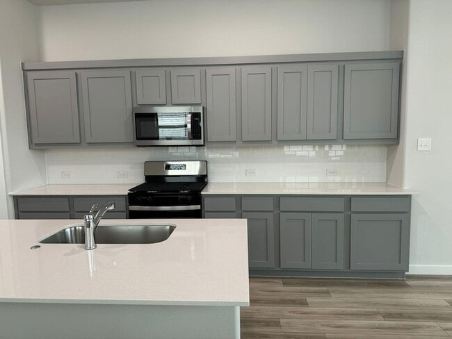 Building Photo - 3904 Kenwood Dr