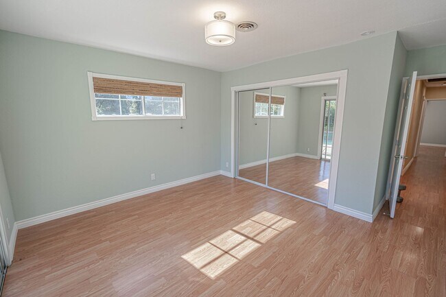 Building Photo - 4 Bedroom Pool Home for Rent in Secluded S...