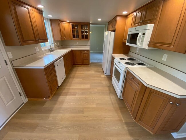 Building Photo - Updated Spacious Palos Verde Home