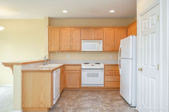 Building Photo - 6554 NE Forest Ln