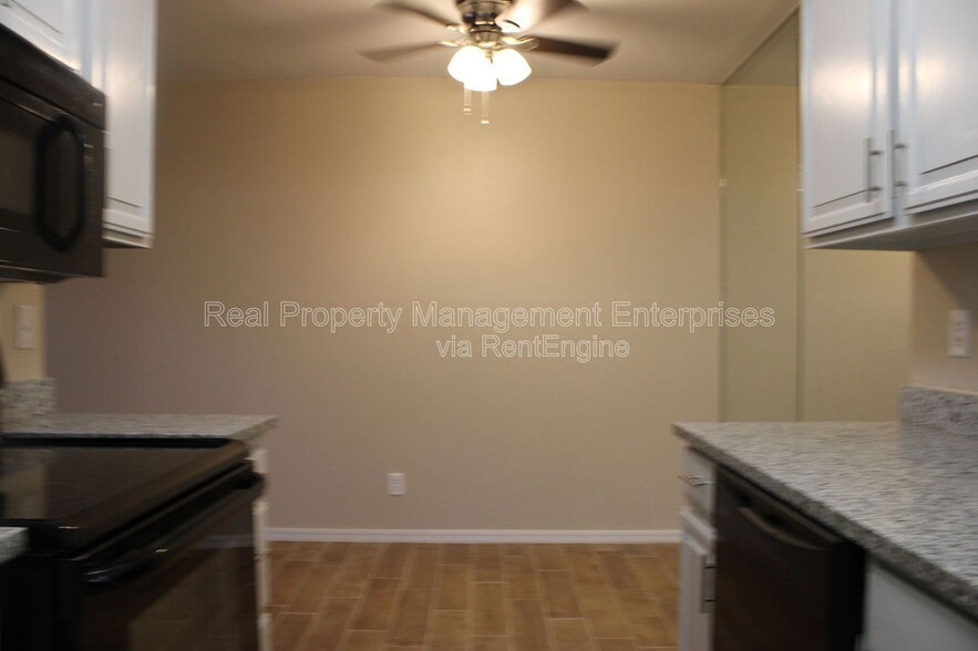 Building Photo - 11130 N Stratford Dr