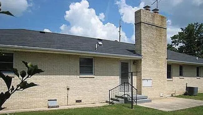 Building Photo - 504 W Maple St