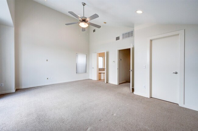 Building Photo - 1729 Reinerman St