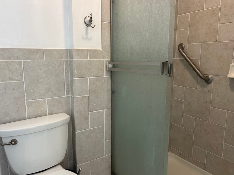 Building Photo - 187 Oakridge Dr