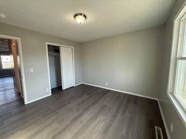Building Photo - 2 Bed 1 Bath Duplex AVAILABLE NOW!!