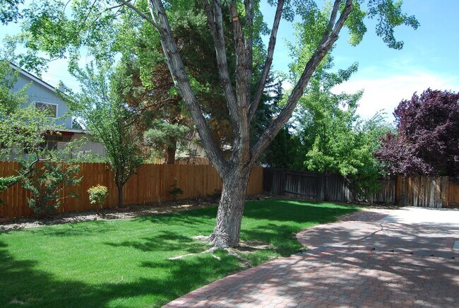 Building Photo - 4 Bedroom Home in Southwest Reno!