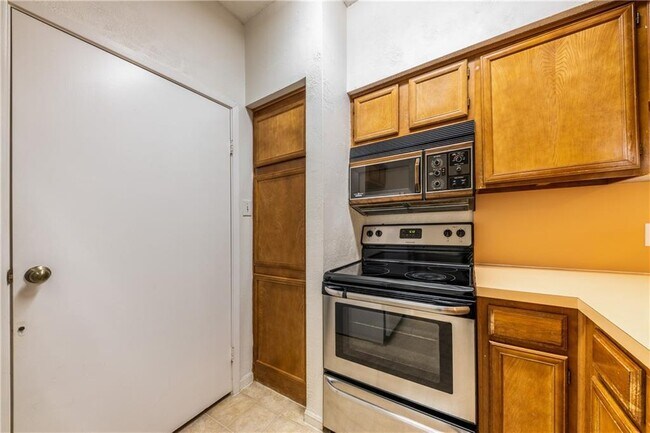 Building Photo - 2901 San Jacinto Blvd