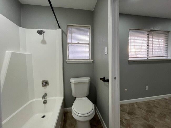 Building Photo - UPDATED HOME WITH BONUS ROOM