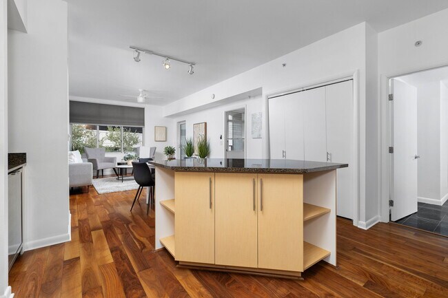 Building Photo - 54 Rainey St