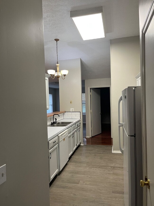 Building Photo - "Spacious 3-Bedroom Oasis with 2 Full Bath...